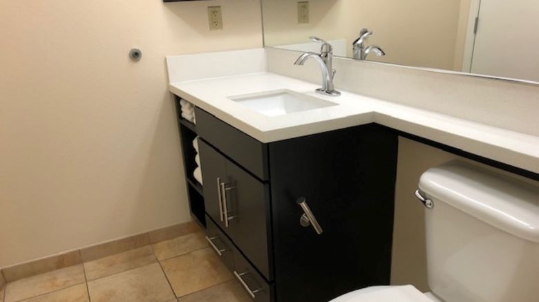 <b>Candlewood Suites Room</b>. Images powered by <a href="https://www.leonardoworldwide.com/" title="Leonardo Worldwide" target="_blank">Leonardo</a>.
