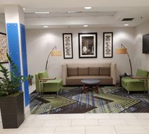 Holiday Inn Express Hotel & Sts Lynnwood Lobby