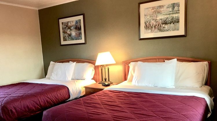 Scottish Inns & Suites Room