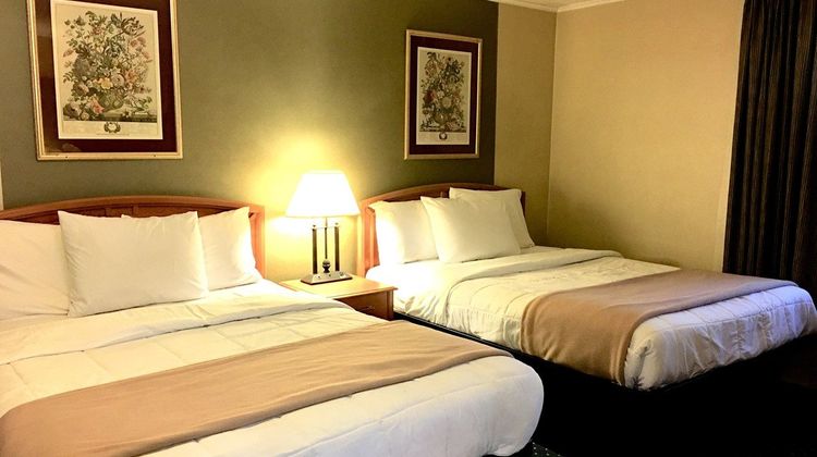 Scottish Inns & Suites Room