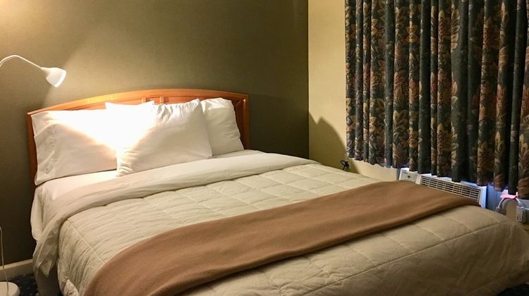 Scottish Inns & Suites Room