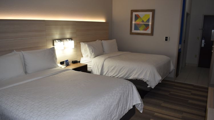 Holiday Inn Express & Suites McPherson Room