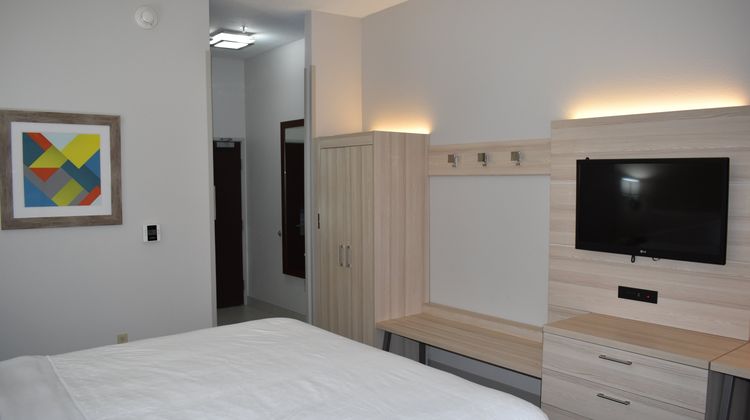 Holiday Inn Express & Suites McPherson Room