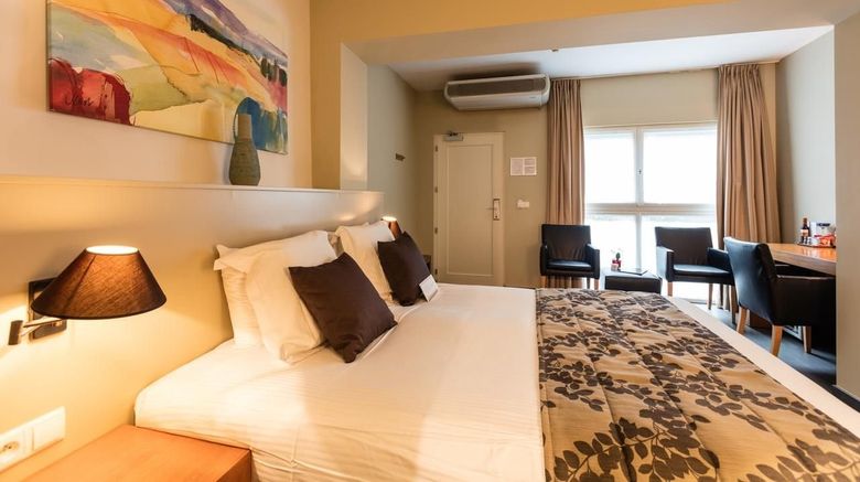 <b>Hotel de Flandre Room</b>. Images powered by <a href="https://www.leonardoworldwide.com/" title="Leonardo Worldwide" target="_blank">Leonardo</a>.
