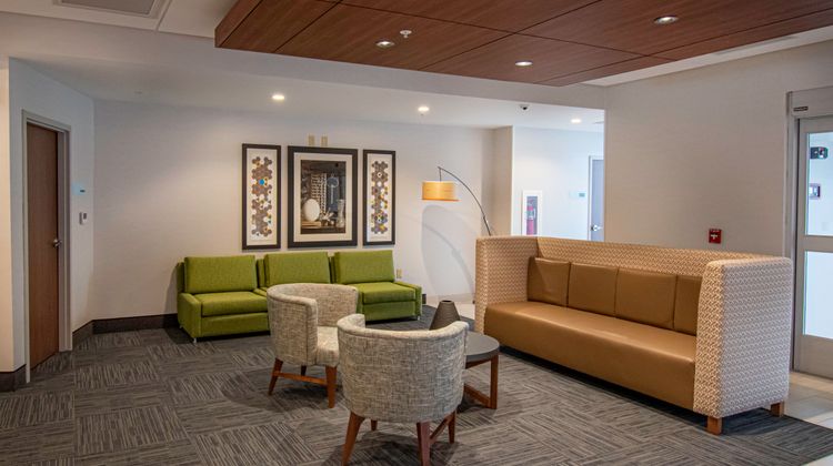 Holiday Inn Express & Suites Tonawanda Lobby