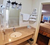 Red Carpet Inn Room