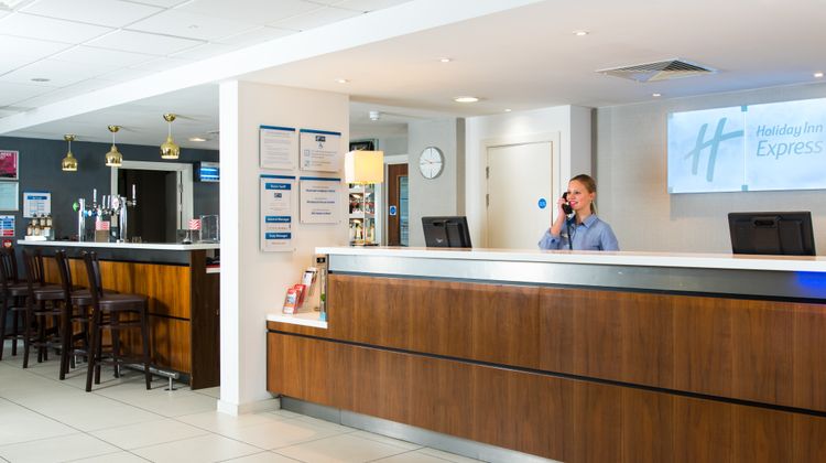 Holiday Inn Express Wimbledon South Lobby