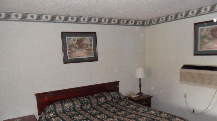 Red Carpet Inn Room