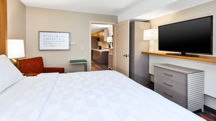 Holiday Inn Hotel & Suites Toledo SW Suite