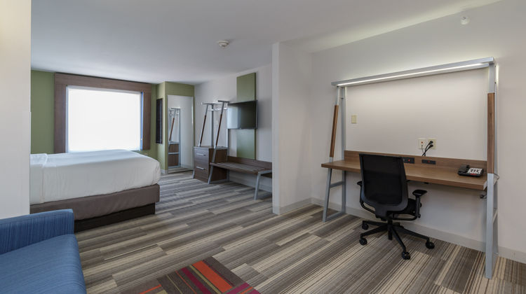 Holiday Inn Express Hotel & Suites Suite