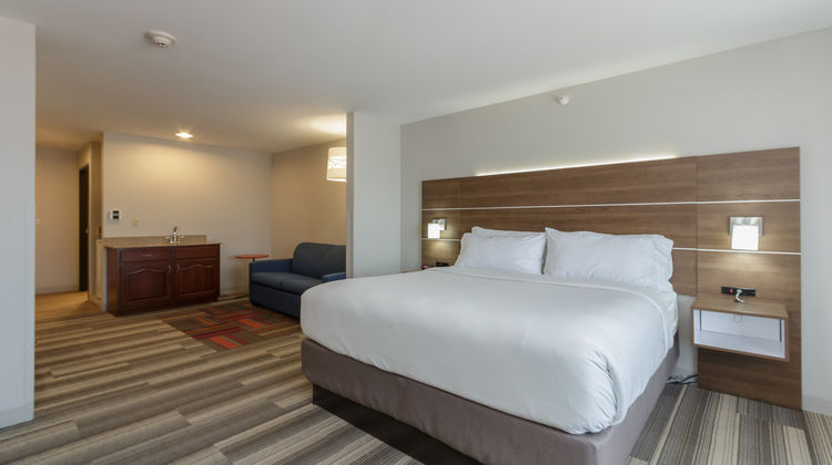 Holiday Inn Express Hotel & Suites Suite