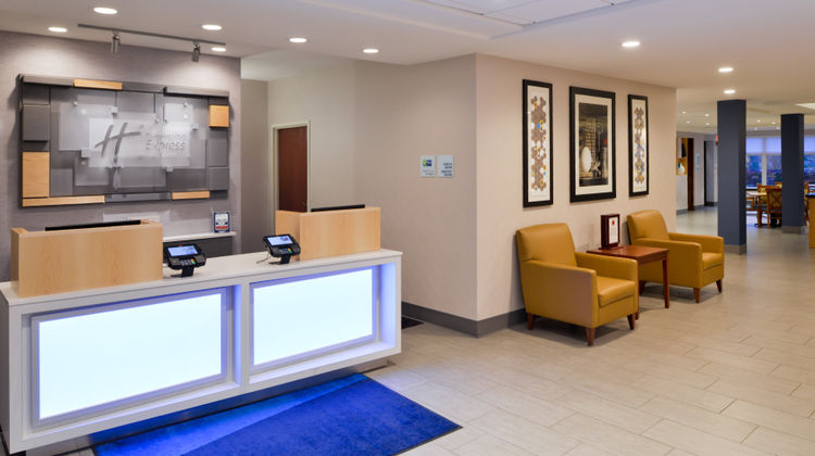 Holiday Inn Express Hotel & Suites Lobby