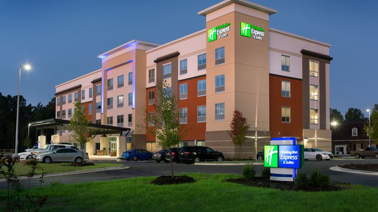 Holiday Inn Express & Sts Fayetteville S Exterior