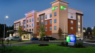 Holiday Inn Express & Sts Fayetteville S