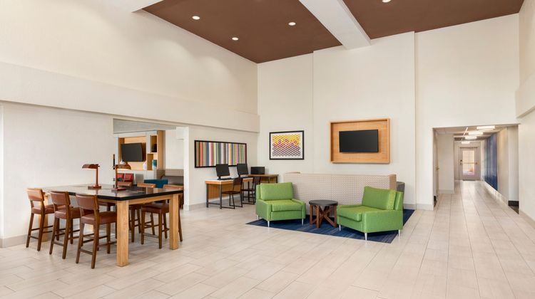 Holiday Inn Express & Suites I-75 Lobby