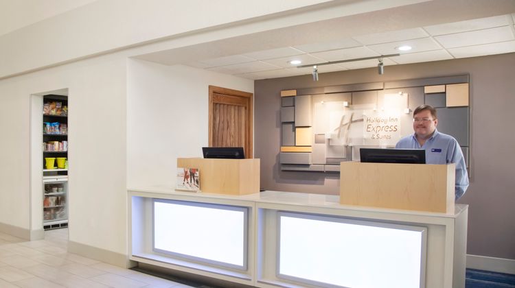 Holiday Inn Express & Suites I-75 Lobby
