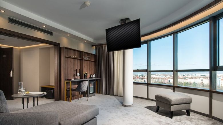<b>Rosslyn Central Park Hotel Suite</b>. Images powered by <a href="https://www.leonardoworldwide.com/" title="Leonardo Worldwide" target="_blank">Leonardo</a>.