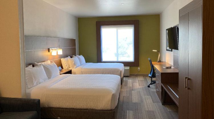 Holiday Inn Express Hotel & Suites Suite