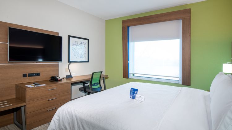 Holiday Inn Express Hotel & Suites Room