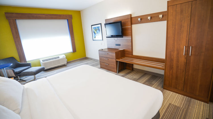 Holiday Inn Express & Suites Ontario Room