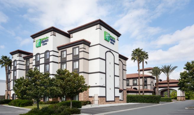 Holiday Inn Express & Suites Airport Exterior