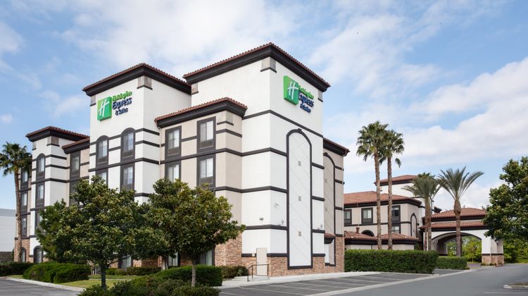 Holiday Inn Express & Suites Airport Exterior