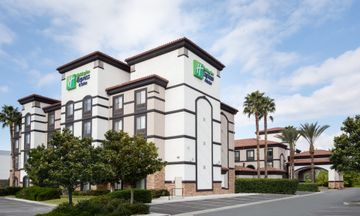 Holiday Inn Express & Suites Airport