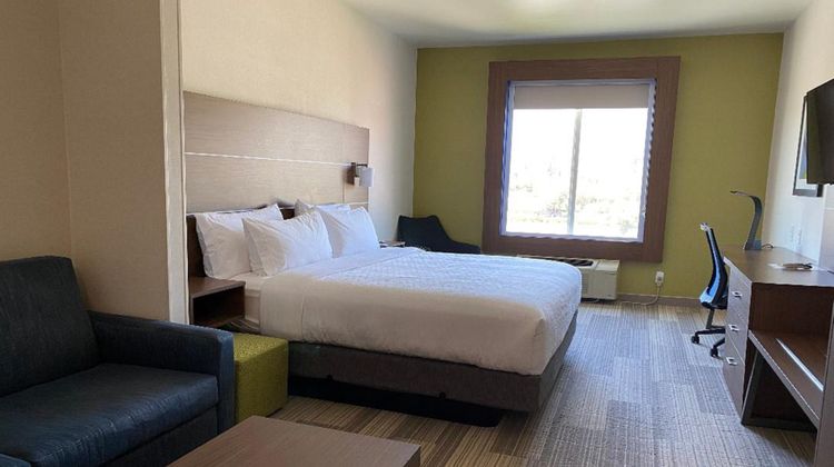 Holiday Inn Express Hotel & Suites Suite