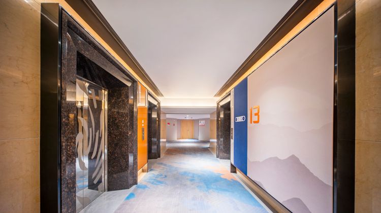 Holiday Inn Express Westlake East Lobby