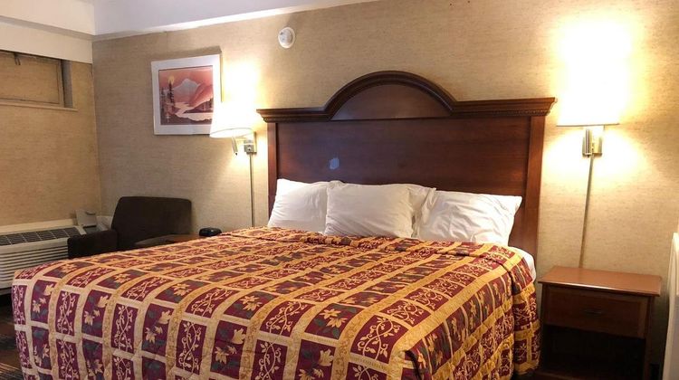 Red Carpet Inn Room