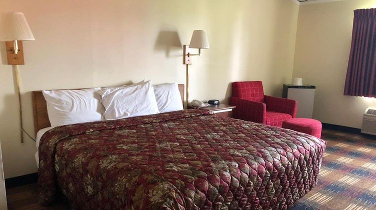 Red Carpet Inn Room