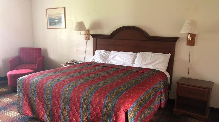 Red Carpet Inn Room