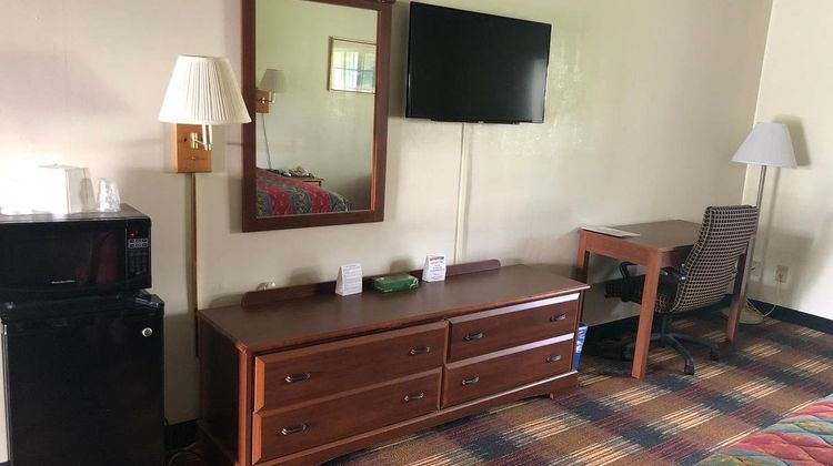 Red Carpet Inn Room