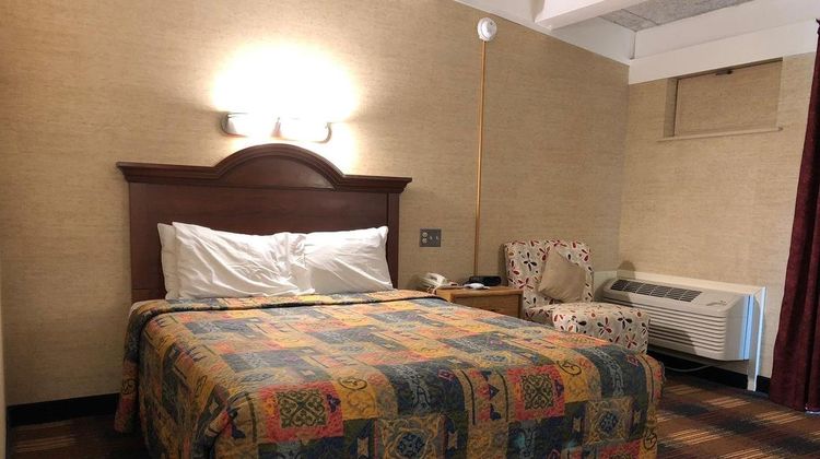 Red Carpet Inn Room