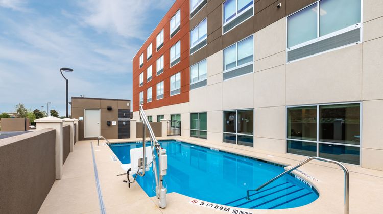 Holiday Inn Exp & Sts Greenville-Taylors Pool