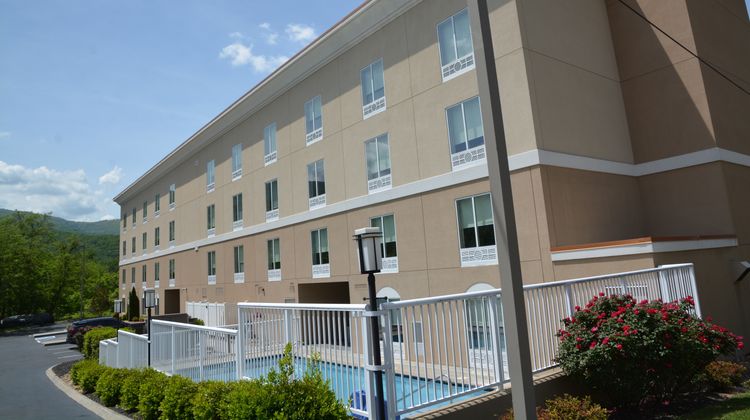 Holiday Inn Express Suites Caryville Exterior