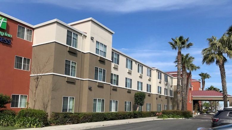 Holiday Inn Express Hotel  and  Suites Exterior. Images powered by <a href="https://www.leonardoworldwide.com" target="_blank" rel="noopener">Leonardo</a>.