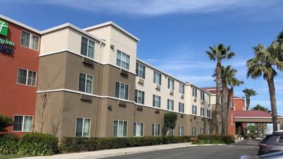 Holiday Inn Express Hotel & Suites