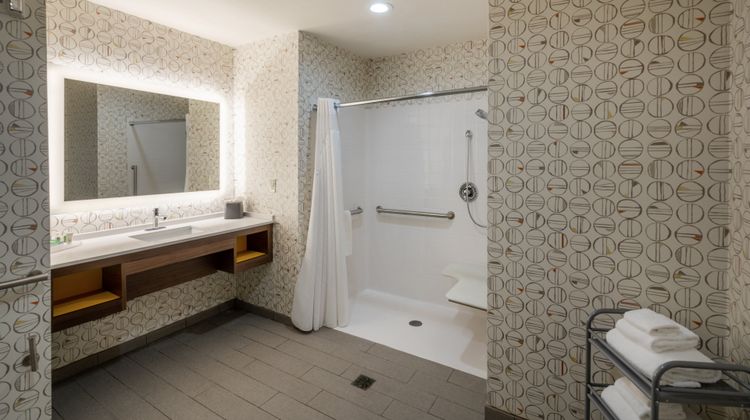 Holiday Inn Suites Germantown Memphis SE Room