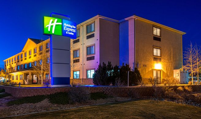 Holiday Inn Express Hotel & Suites Exterior