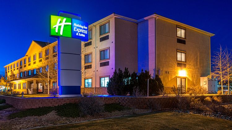 Holiday Inn Express Hotel & Suites Exterior