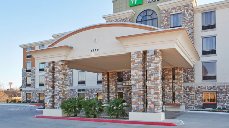 Holiday Inn Express Hotel & Suites Exterior