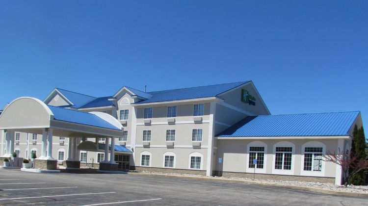 Holiday Inn Express & Suites Cadillac Exterior