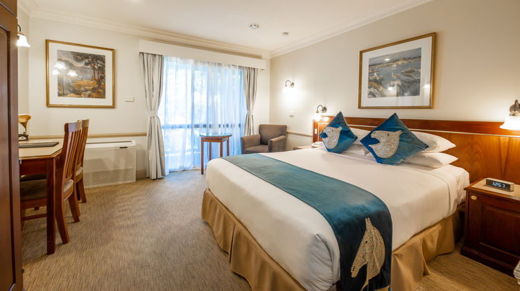 Twin Towers Inn Room