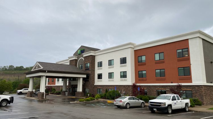 Holiday Inn Express Hotel & Suites Exterior