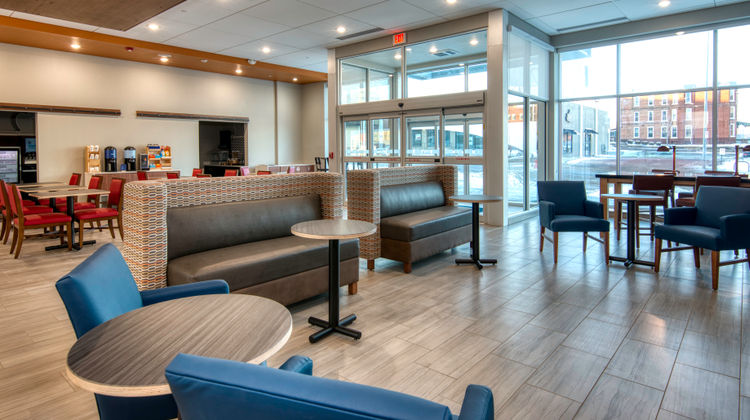 Holiday Inn Express & Suites Downtown Lobby