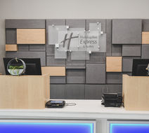 Holiday Inn Express & Suites Downtown Lobby