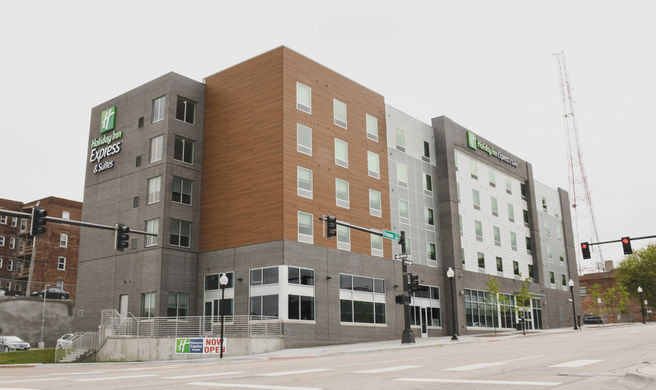 Holiday Inn Express & Suites Downtown Exterior