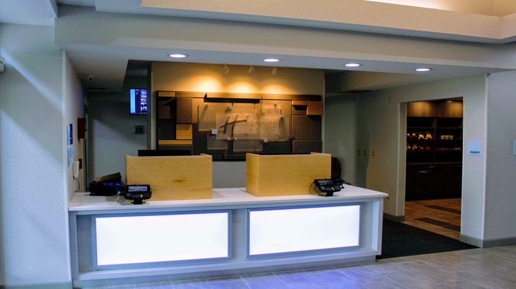 Holiday Inn Express & Suites Lobby
