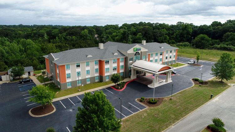 Holiday Inn Express & Suites Exterior
